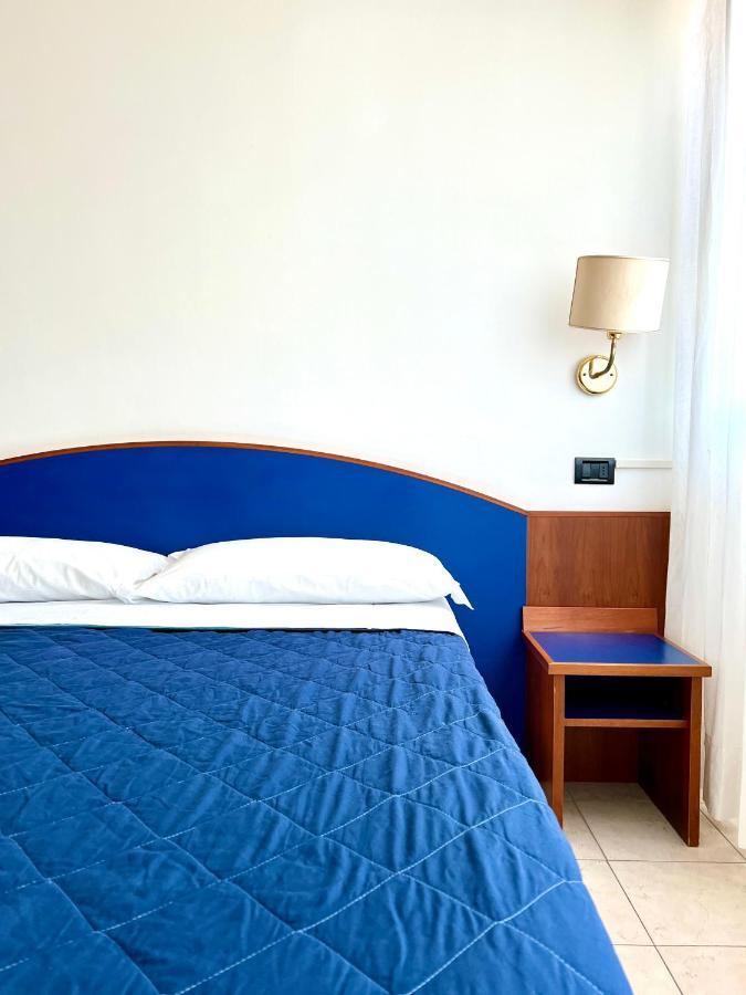 Hotel B&B Montecarlo Милано Мартима Екстериор снимка