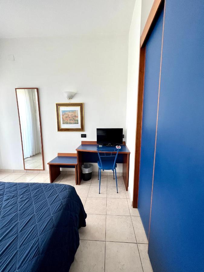 Hotel B&B Montecarlo Милано Мартима Екстериор снимка