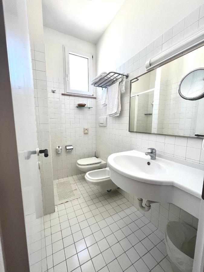 Hotel B&B Montecarlo Милано Мартима Екстериор снимка