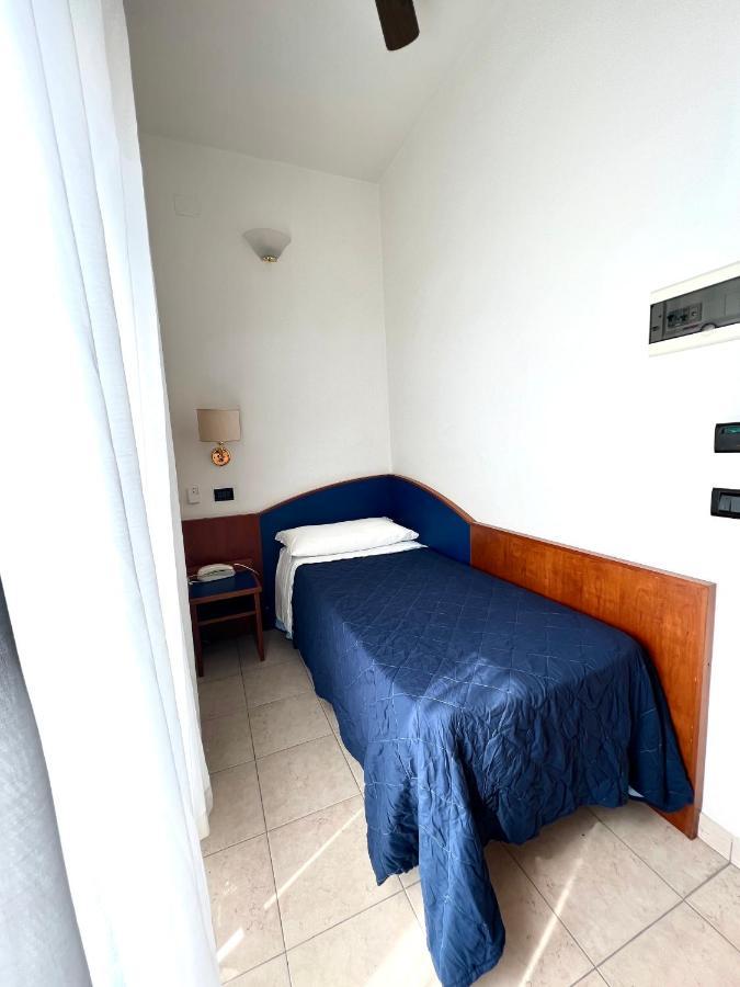 Hotel B&B Montecarlo Милано Мартима Екстериор снимка