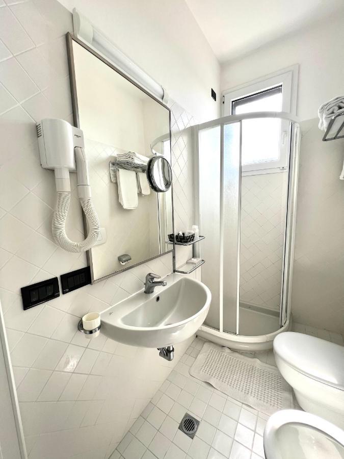 Hotel B&B Montecarlo Милано Мартима Екстериор снимка