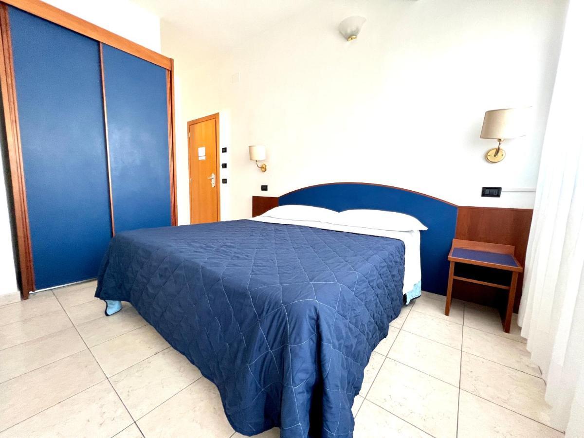 Hotel B&B Montecarlo Милано Мартима Екстериор снимка
