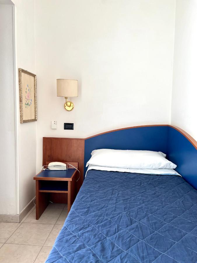 Hotel B&B Montecarlo Милано Мартима Екстериор снимка