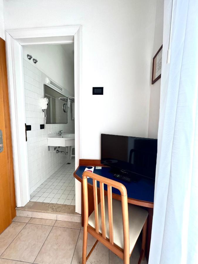 Hotel B&B Montecarlo Милано Мартима Екстериор снимка