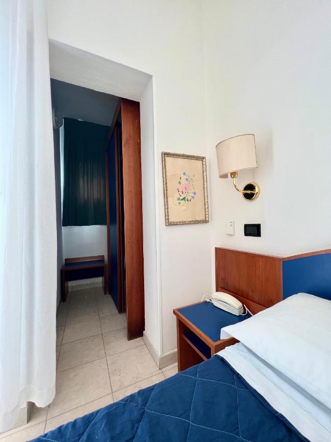 Hotel B&B Montecarlo Милано Мартима Екстериор снимка