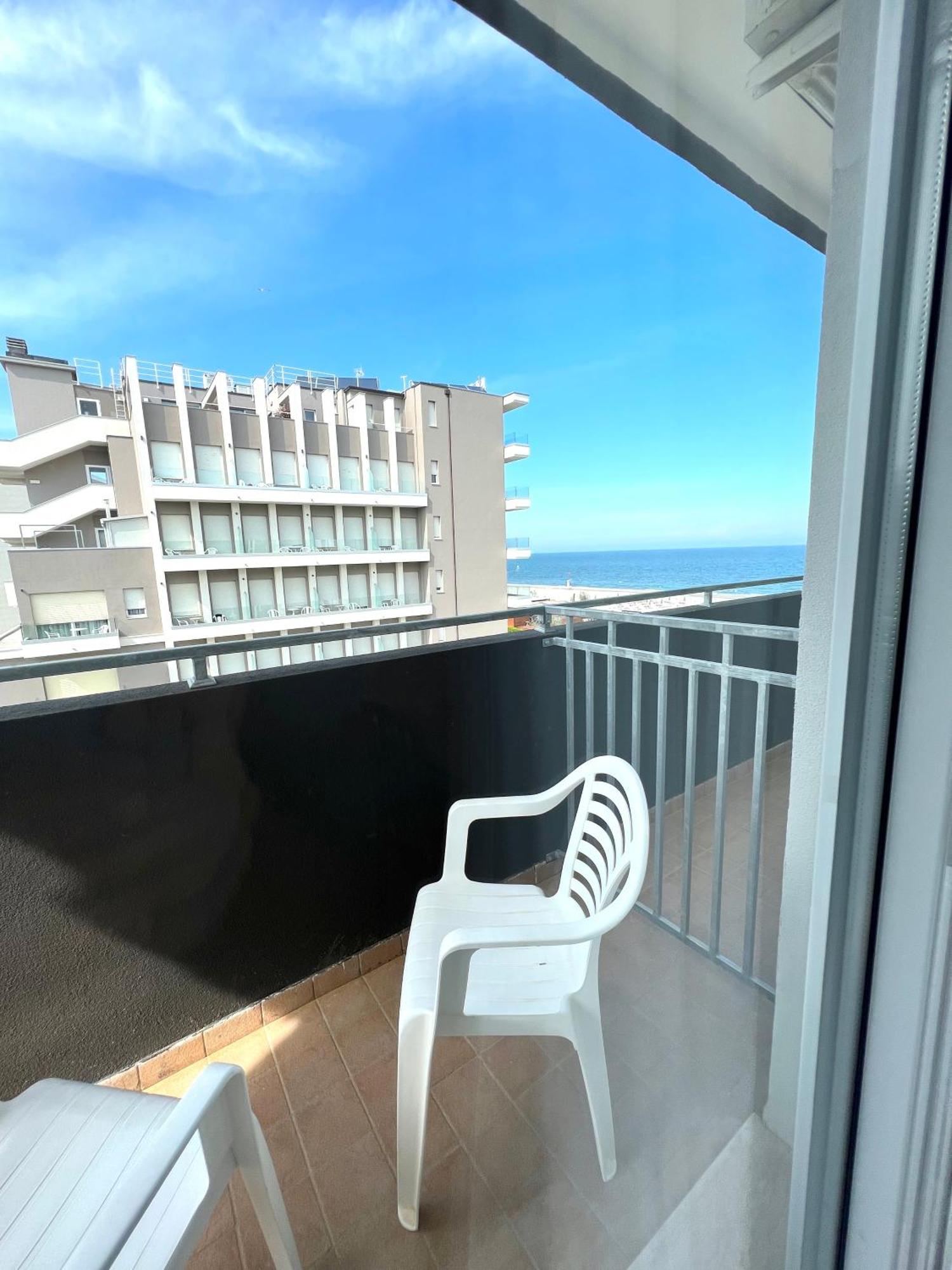 Hotel B&B Montecarlo Милано Мартима Екстериор снимка