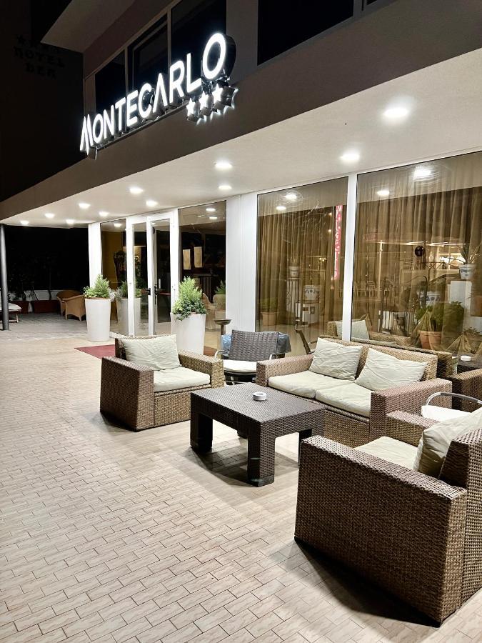 Hotel B&B Montecarlo Милано Мартима Екстериор снимка