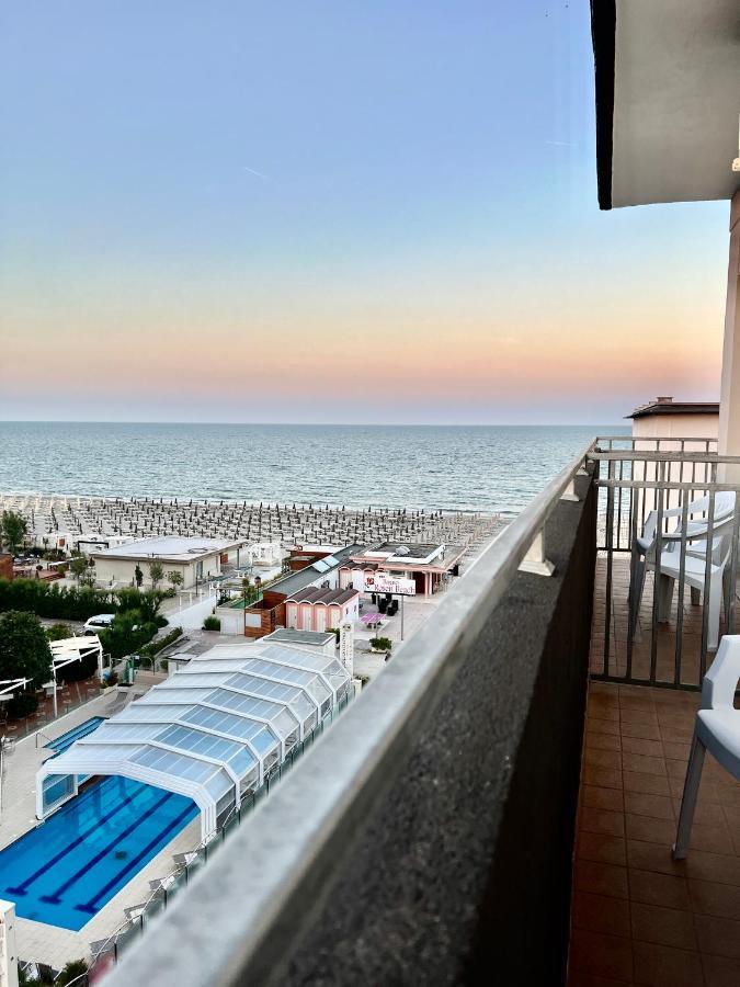 Hotel B&B Montecarlo Милано Мартима Екстериор снимка