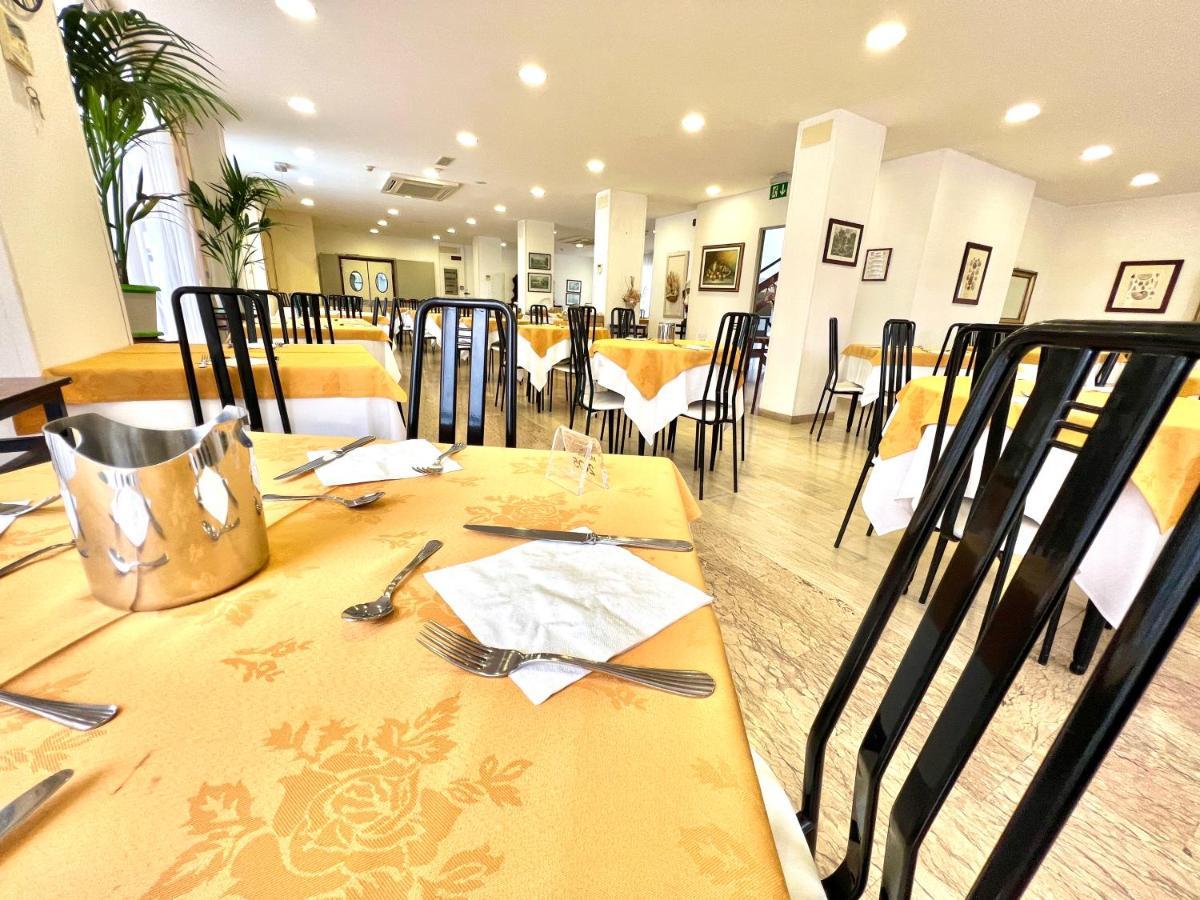 Hotel B&B Montecarlo Милано Мартима Екстериор снимка
