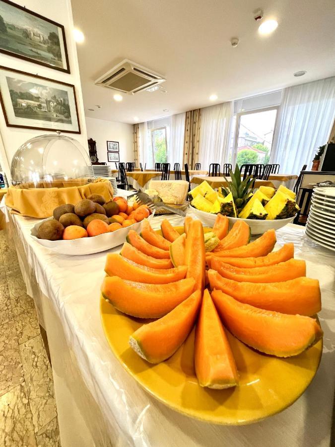 Hotel B&B Montecarlo Милано Мартима Екстериор снимка