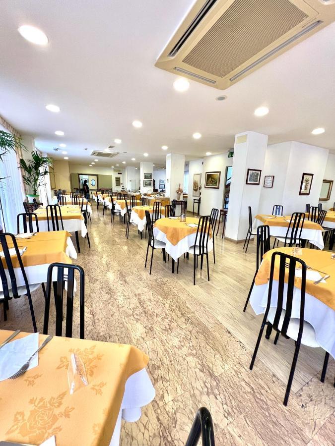 Hotel B&B Montecarlo Милано Мартима Екстериор снимка