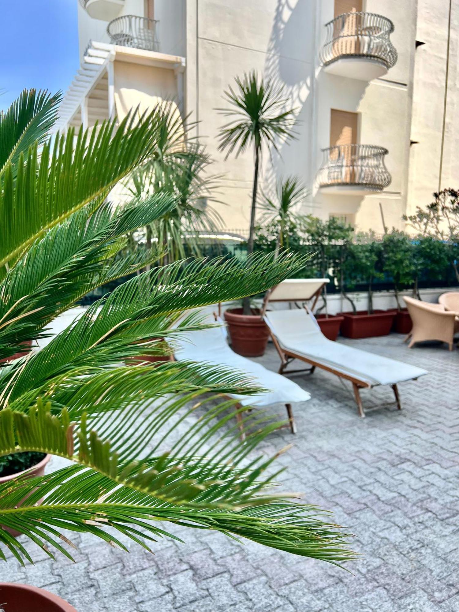 Hotel B&B Montecarlo Милано Мартима Екстериор снимка